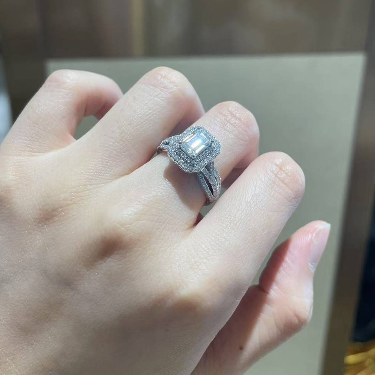 Luxury emerald cut round bag women's ring S925 silver plated platinum custom selection main stone Moissanite diamond 1.0ct/secondary stone high carbon diamond